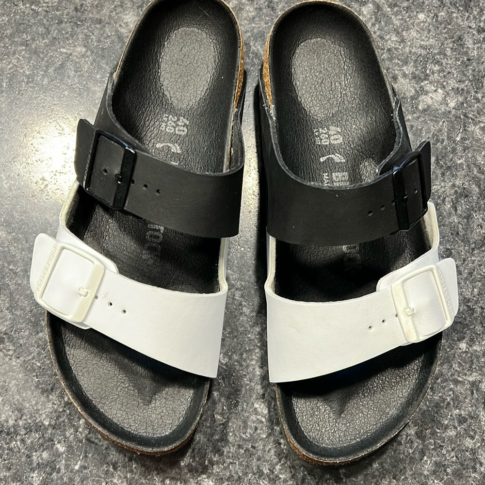 Like New Birkenstock Birko-Flor Arizona split black and white size 40/9-9.5